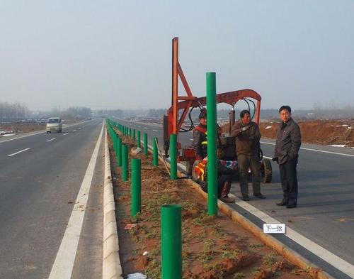 军垦路街道波形护栏打桩